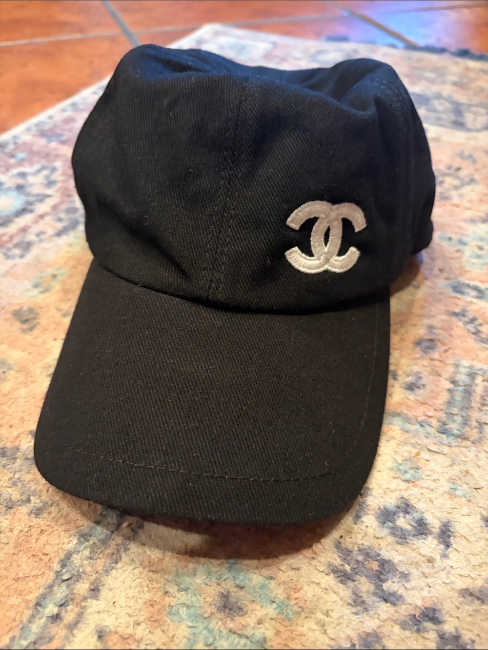 CHANEL Black Cap with White Interlocking CC Emblem - Picture 2 of 8